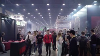 SAINT-PETERSBURG, Rusya - 29 Şubat 2020: Nargile sergisindeki insanlar