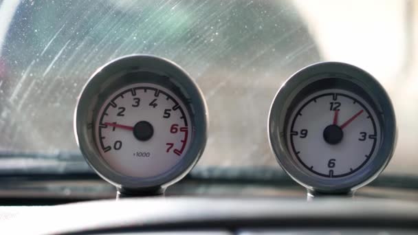 Tachometer en klok dashboard in auto — Stockvideo