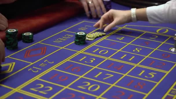 Mensen wedden chips in casino, spelen roulette — Stockvideo