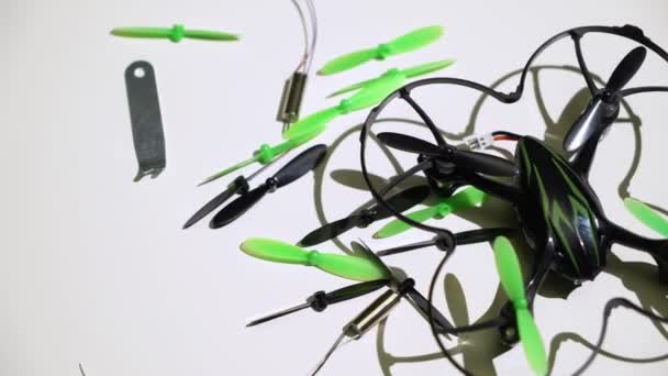 Reparación de drones quadcopter en servicio, hélices de fijación de hombre — Vídeo de stock