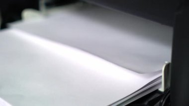 Ofiste belge ya da sözleşme basan yazıcı, iş konsepti