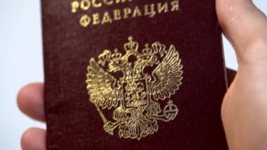 SAINT-PETERSBURG, Rusya - 2 Mart 2020: Rus pasaportlu adam