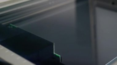 Tarayıcı ofiste, belgeler kopyalanıyor.