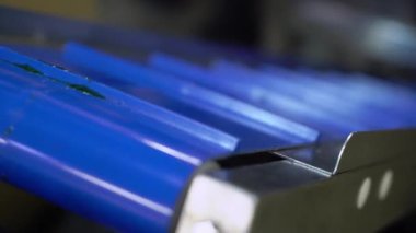 Fabrikada veya teslimat deposunda otomatik üretim veya paketleme hattı