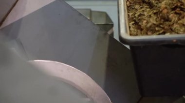 Fabrikada nargile tütünü üretimi.