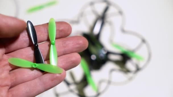 Memperbaiki quadcopter drone dalam pelayanan, memperbaiki baling-baling manusia — Stok Video