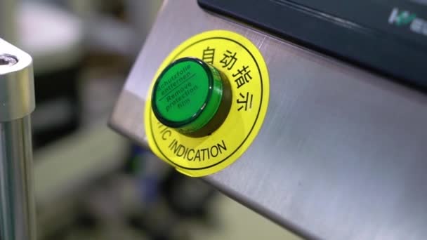 Groene knop bij fabriek knipperen — Stockvideo