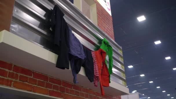 Šaty visící na prádelní šňůře na balkóně uschnout — Stock video