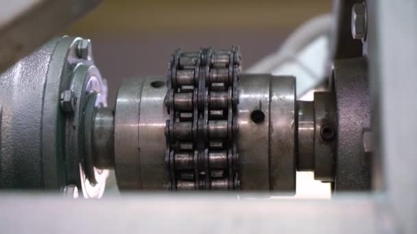 Cadena de engranajes de maquinaria en fábrica — Vídeos de Stock