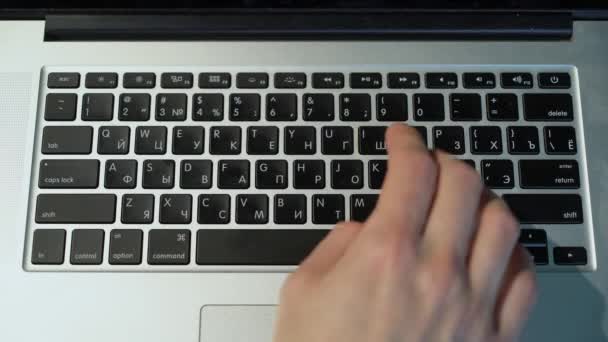 Homme tapant sur le clavier de l'ordinateur portable — Video