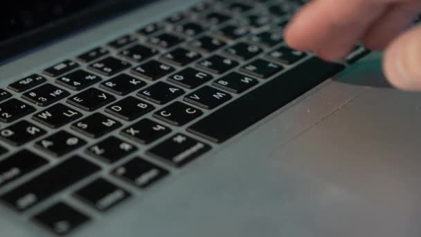 Man wpisujący na klawiaturze laptopa — Wideo stockowe