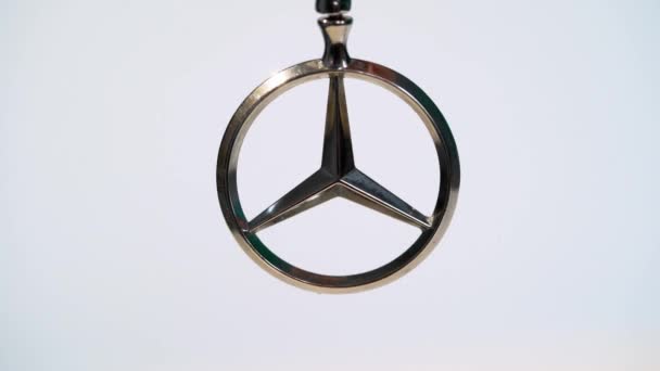 САИНТ-ПЕТЕРБУРГ, РОССИЯ - 2 МАРТА 2020: логотип Mercedes-Benz — стоковое видео