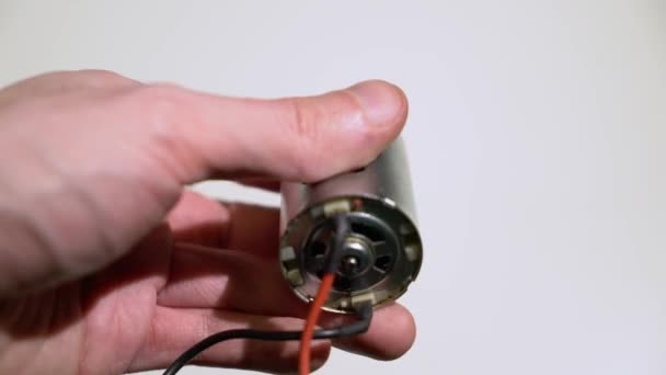 Kleiner Elektromotor auf weißem Hintergrund — Stockvideo