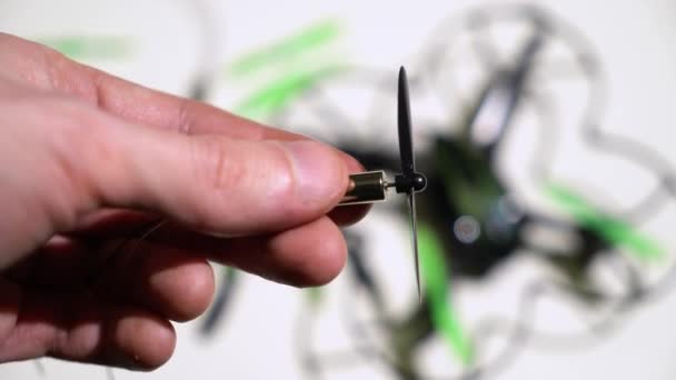 Reparatie van drone quadcopter in dienst, man fixatie propellers — Stockvideo