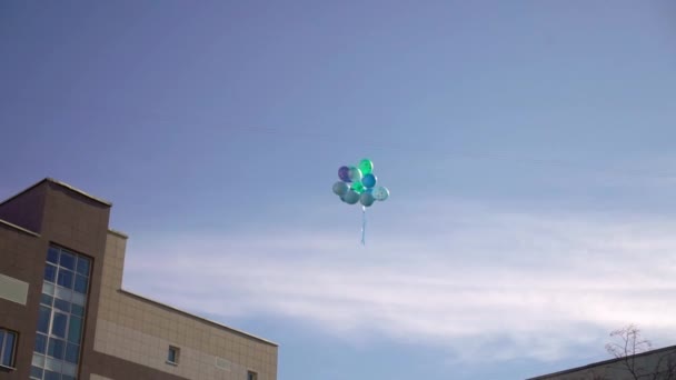 Воздушные шары на празднике, голубые звезды и сердца — стоковое видео