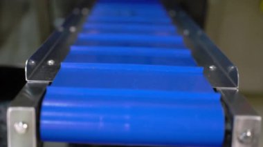 Fabrikada veya teslimat deposunda otomatik üretim veya paketleme hattı