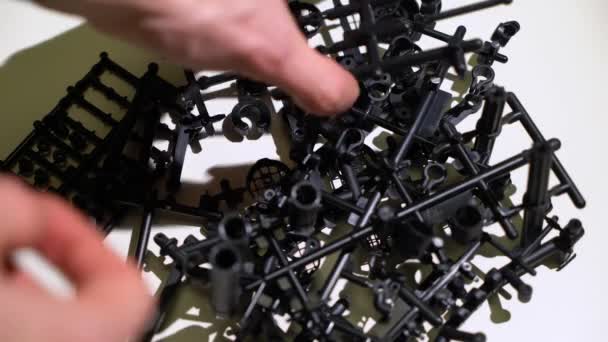 Konstruktion eines Modells aus Plastikstücken. Menschliches Hobby — Stockvideo
