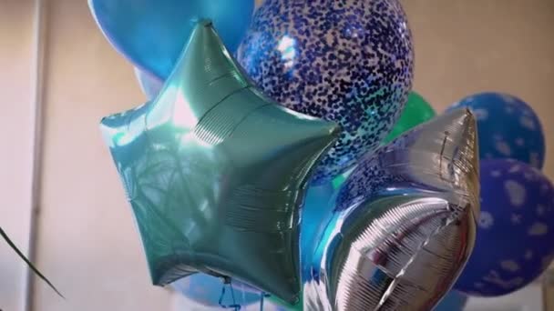 Globos en la fiesta de celebración, estrellas azules y corazones — Vídeos de Stock