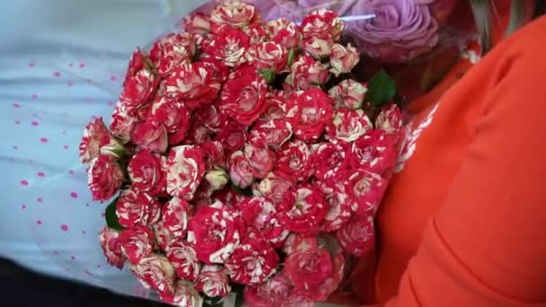 Frau mit Strauß roter Blumen — Stockvideo
