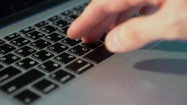 Homem digitando no teclado do laptop — Vídeo de Stock