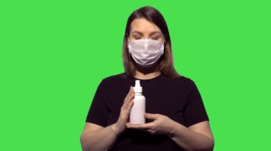 Kız koruyucu bir tıbbi maske takıyor. Koronavirüs salgını covid-2019