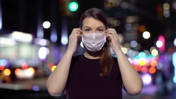 Dziewczyna nosi ochronną maskę medyczną. Epidemia koronawirusu covid-2019 — Wideo stockowe