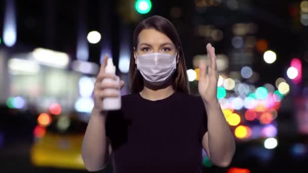 Het meisje draagt een beschermend medisch masker. Epidemie van coronavirus covid-2019 — Stockvideo