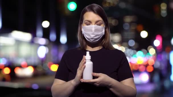 Het meisje draagt een beschermend medisch masker. Epidemie van coronavirus covid-2019 — Stockvideo