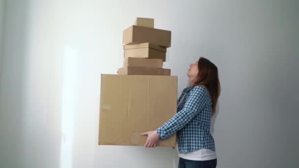 Femeie cu cutii de carton, fată de livrare deține și picături lucruri. Depozitare în cădere — Videoclip de stoc