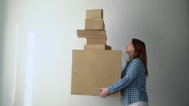 Mujer con cajas de cartón, repartidor sostiene y deja caer cosas. Almacenamiento en caída — Vídeos de Stock