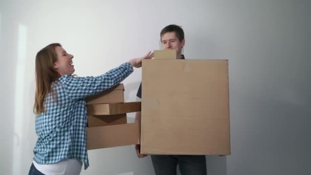 男人拿着纸盒,送东西的男人拿着,扔东西.储存下降 — 图库视频影像