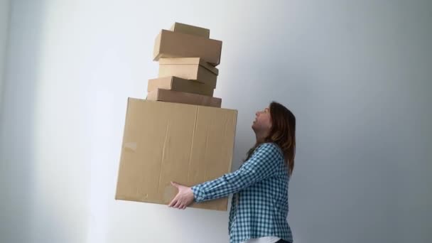 Žena s lepenkovými krabicemi, doručovatelka drží a upustí věci. Padající úložiště — Stock video