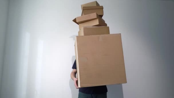 Człowiek z kartonowymi pudełkami, trzymający i upuszczający rzeczy. Spadające składowanie — Wideo stockowe