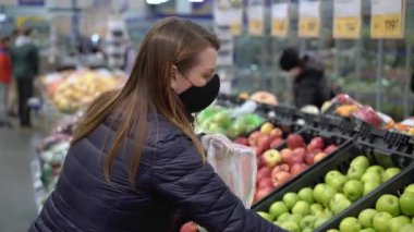 Süpermarkette koruyucu maskeli kadın Covid-19 Coronavirus 'ta