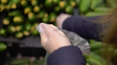 Süpermarkette koruyucu maskeli kadın Covid-19 Coronavirus 'ta