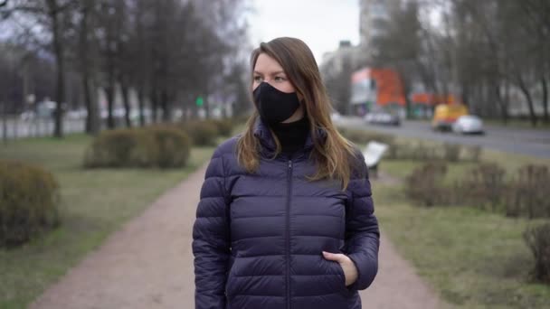 Femme en masque de protection dans une ville. Pandémie pandémique coronavirus covide-19 — Video