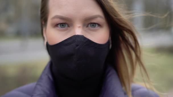 Woman in face protective mask in a city. Epidemic pandemic covid-19 coronavirus — Stock Video