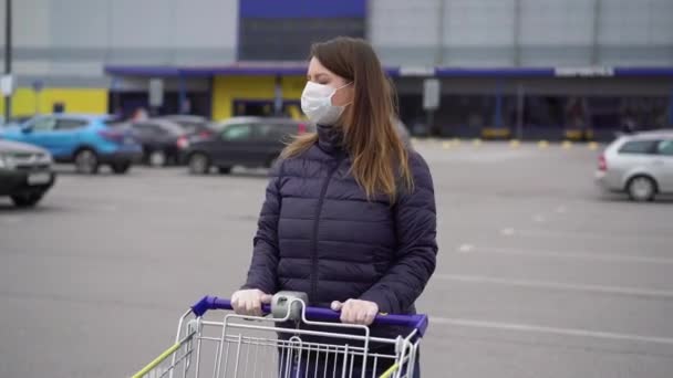 女性で顔保護マスクでAスーパーマーケット店cartでcovid-19 coronavirus — ストック動画