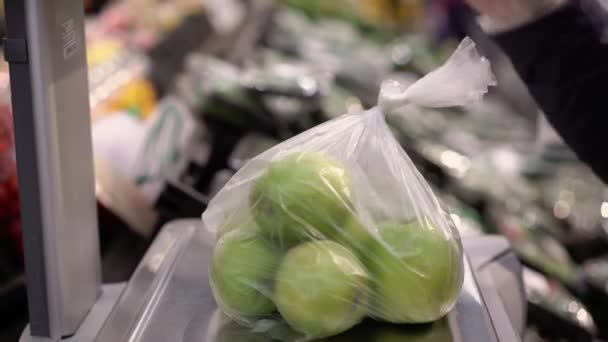 Woman in gloves uses scale at the grocery store supermarket covid-19 coronavirus — Stock Video