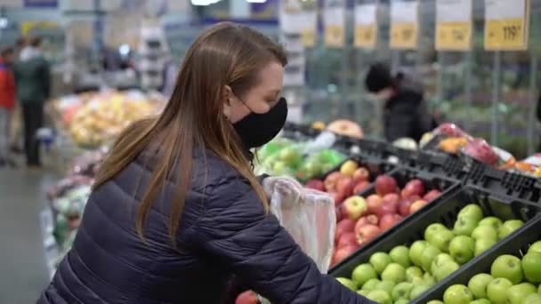सुपरमार्केट किराने की दुकान में चेहरे सुरक्षात्मक मास्क में महिला कोविड-19 कोरोनावायरस — स्टॉक वीडियो