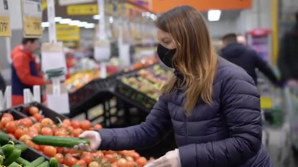 Жінка в обличчя захисна маска в супермаркеті продуктовий магазин ковад-19 коронавірус — стокове відео