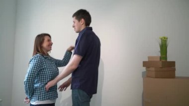 Yeni bir eve taşınıyorum. Mutlu aile çifti ve karton kutu, daire sahibi