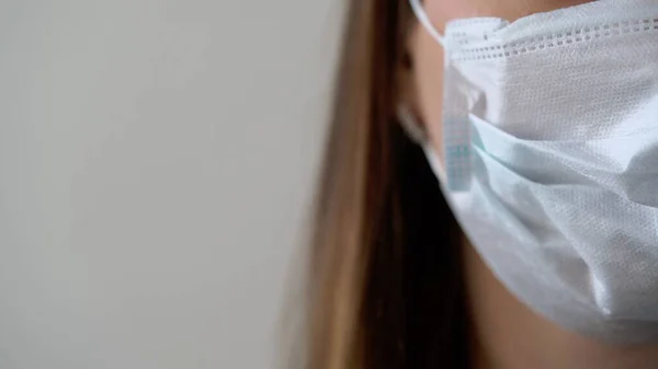 Kız koruyucu bir tıbbi maske takıyor. Koronavirüs salgını covid-2019