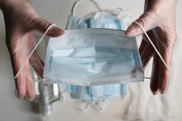 Kadın koruyucu maske takıyor. Doktor tıbbi cerrahi. Salgın