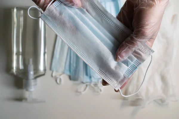 Kadın koruyucu maske takıyor. Doktor tıbbi cerrahi. Salgın