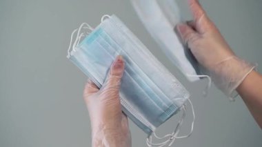 Tıbbi koruyucu maskeli bir kadın. Doktor tıbbi cerrahi. Salgın