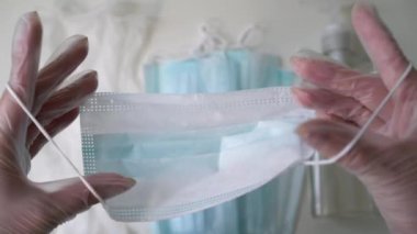 Kadın koruyucu maske takıyor. Doktor tıbbi cerrahi. Salgın