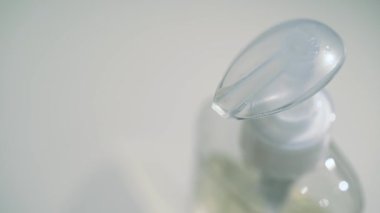 Ellerini temizlemek için antiseptik kullanan bir kadın. Salgın hastalık hijyeni.