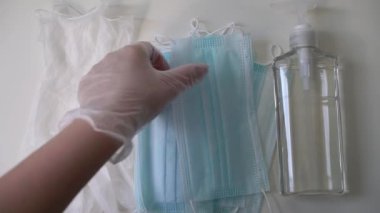 Kadın koruyucu maske takıyor. Doktor tıbbi cerrahi. Salgın