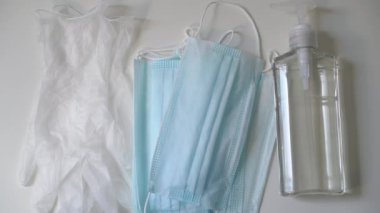 Kadın koruyucu maske takıyor. Doktor tıbbi cerrahi. Salgın